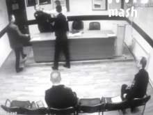 Драка начальника полиции и его подчиненного в Москве попала на видео