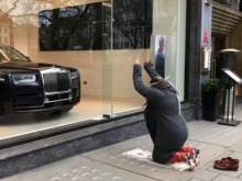 Чичваркин совершил намаз перед витриной Rolls-Royce в Лондоне