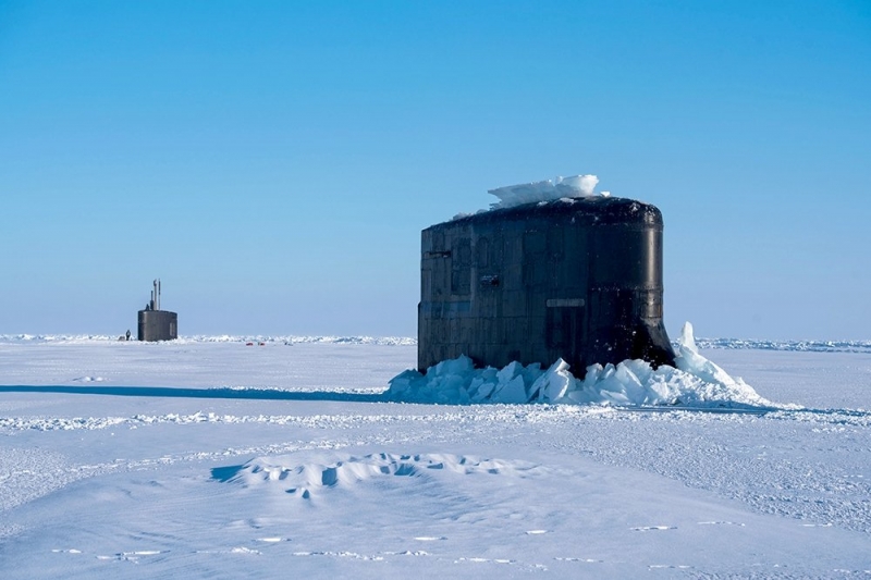 Американская подлодка застряла во льду во время учебных стрельб по России