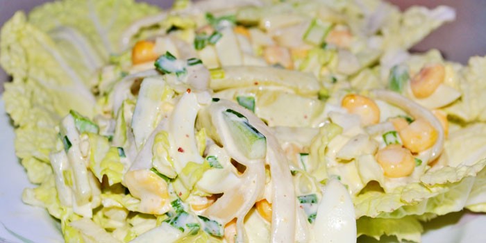 Салат с кальмарами и кукурузой - рецепт