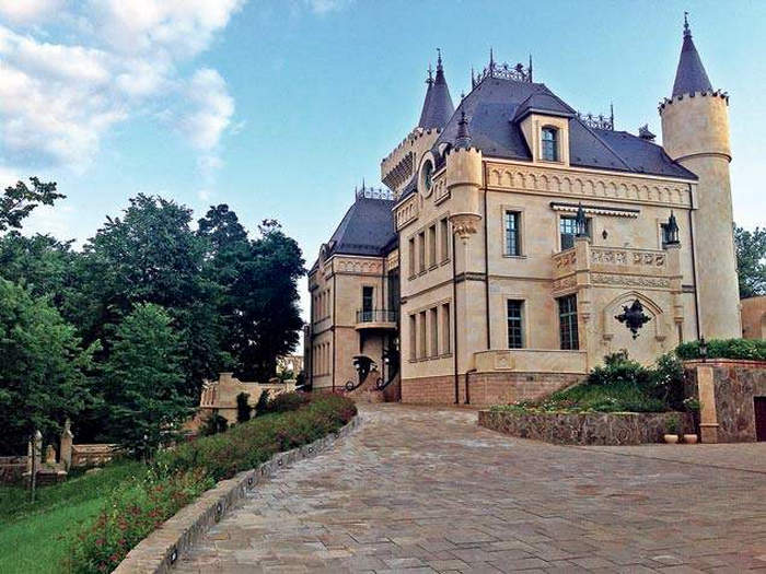 СМИ: Пугачева и Галкин из-за тарифов ЖКХ не могут содержать свой замок
