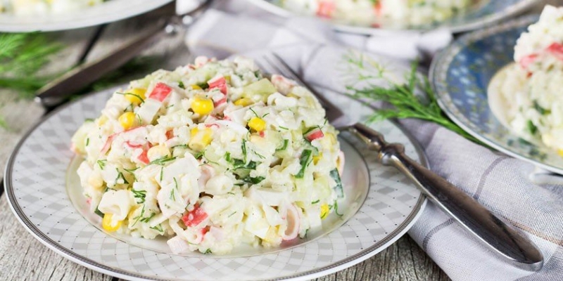 Салат с крабовыми палочками и сыром - пошаговые рецепты приготовления в домашних условиях с фото