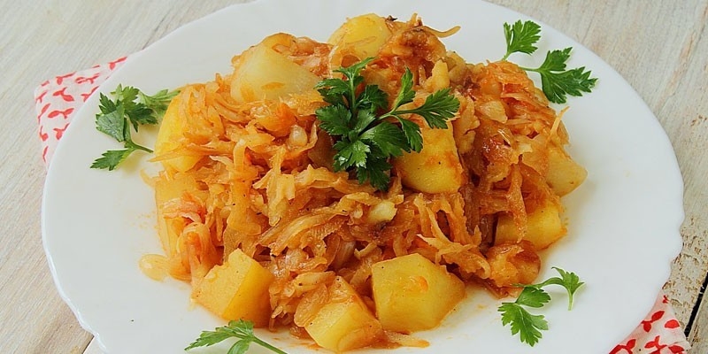 Жареная капуста - пошаговые рецепты приготовления на сковороде с грибами, мясом, курицей или картофелем