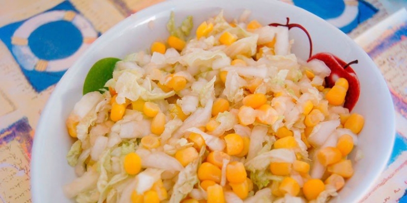 Салат с капустой и кукурузой - как приготовить полезное блюдо в домашних условиях по пошаговым рецептам с фото