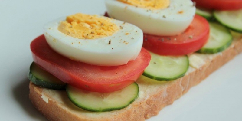 Бутерброды с яйцом - как быстро и вкусно приготовить в домашних условиях по пошаговым рецептам с фото