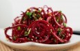 Салат из свеклы с черносливом - как приготовить по пошаговым рецептам с майонезом, курицей или картофелем