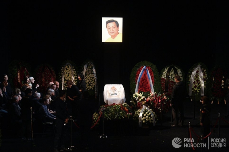Караченцова похоронили на Троекуровском кладбище 