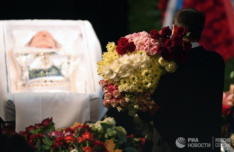 Караченцова похоронили на Троекуровском кладбище 