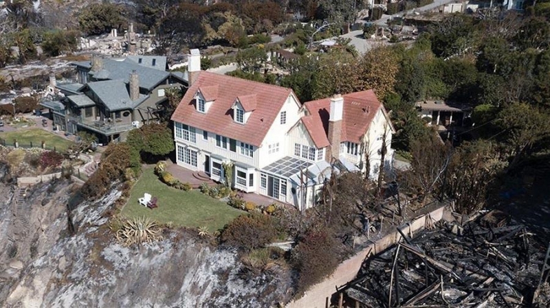 Фото уцелевшего при пожаре в Калифорнии дома Энтони Хопкинса потрясло Сеть