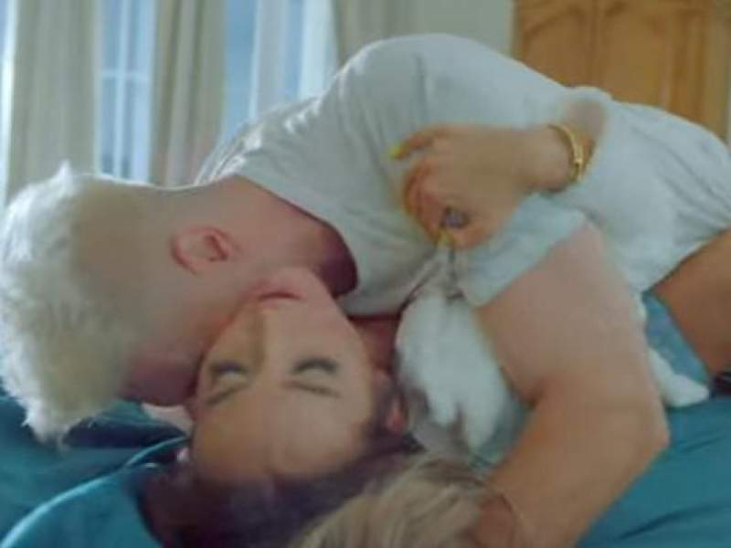 Новости дня: Ольга Бузова раздвинула ноги ради секса в новом клипе "Лайкер"