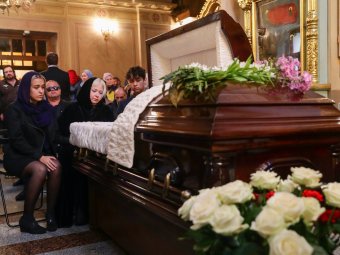 Новости дня: Вдова Вилли Токарева задыхалась у гроба мужа