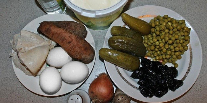 Простой и вкусный салат Прага для праздничного стола - ингредиенты и пошаговые рецепты с фото