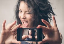 Ученные предложили считать психически больными тех, кто делает от шесть селфи в день