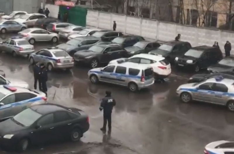 Экс-директор фабрики "Меньшевик" расстрелял посетителей и взял заложников