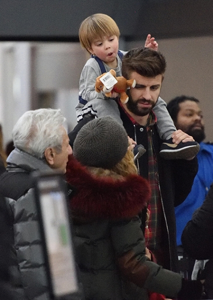 Минуты нежности: Шакира и Жерар Пике с детьми и родителями в аэропорту Нью-Йорка