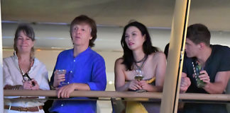 Пол и Стелла Маккартни проводят каникулы с экс-женой Руперта Мердока и ее юным бойфрендом