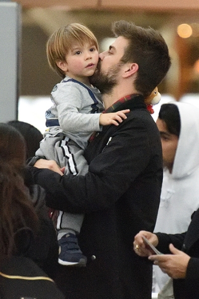 Минуты нежности: Шакира и Жерар Пике с детьми и родителями в аэропорту Нью-Йорка