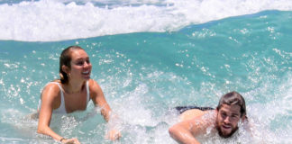 Счастливые и влюбленные: Майли Сайрус и Лиам Хемсворт на пляже в Австралии после комментария Криса Хемсворта об их тайной свадьбе