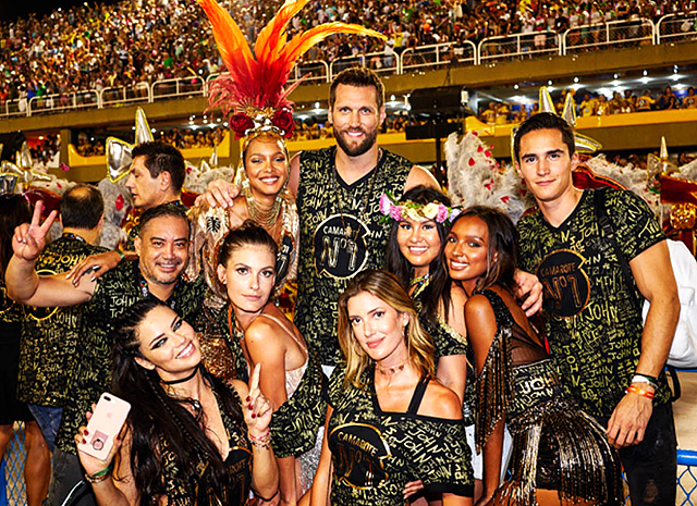 Танцуют все: Адриана Лима с подругами-моделями на карнавале в Рио