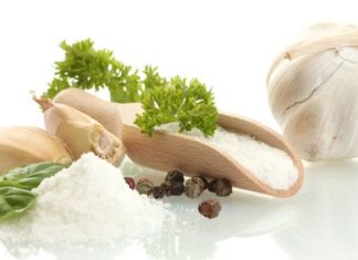 Настойка на чесноке — полезные свойства и рецепты приготовления на спирту, водке или воде