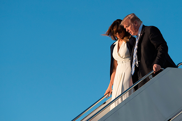 Дональд и Мелания Трамп прилетели во Флориду после выхода статьи Ронана Фэрроу об изменах президента