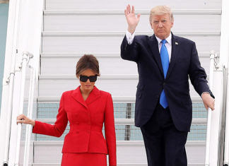 На фоне скандала: Мелания Трамп вновь отказалась брать Дональда за руку по прибытии в Палм-бич