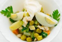 Салат из куриной грудки и грибов: рецепты приготовления