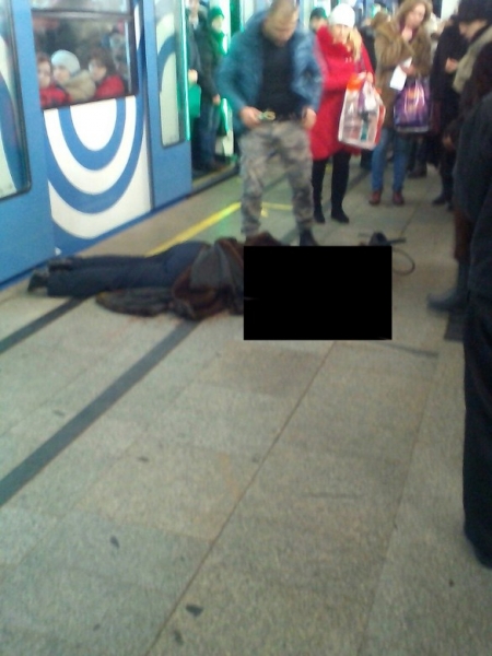 В столичном метро женщина погибла, встав слишком близко к поезду