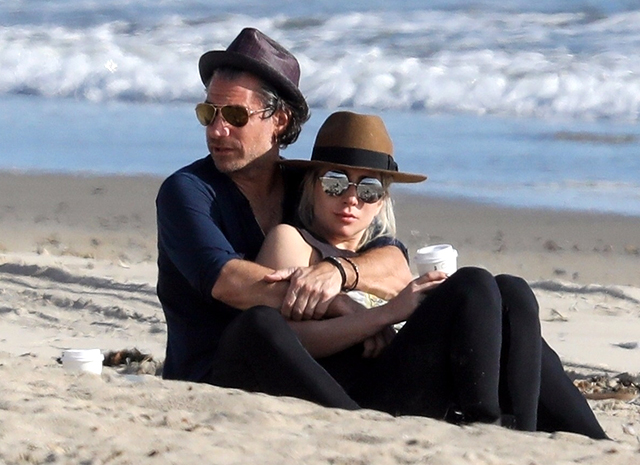 Романтика на пляже: Леди Гага с женихом Кристианом Карино в Малибу