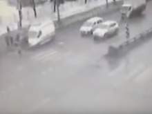 "Скорая", сбившая пешеходов на переходе в Москве, попала на видео