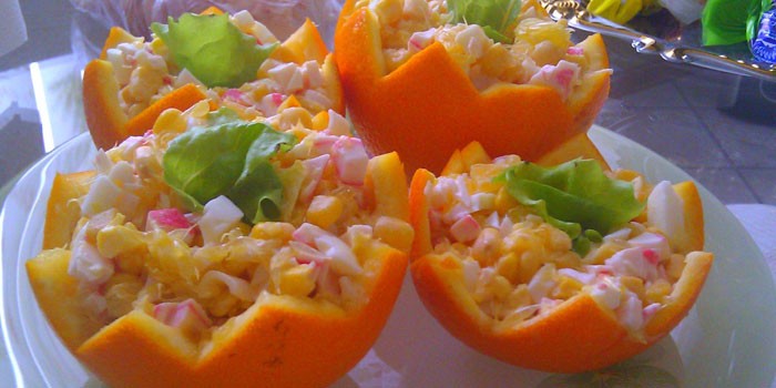 Салат с апельсином и крабовыми палочками - рецепт