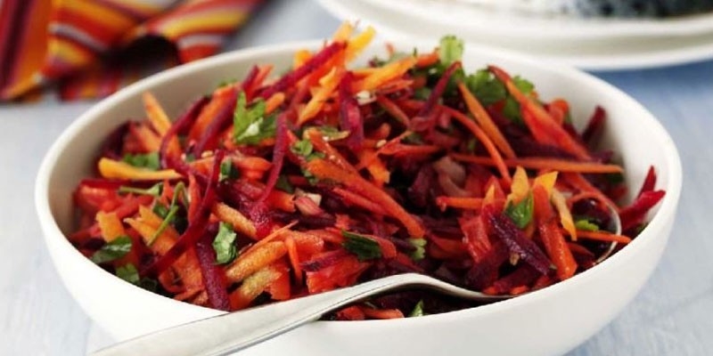 Салат из моркови и яблока - как приготовить с орехами, сухофруктами, курицей по пошаговым рецептам с фото