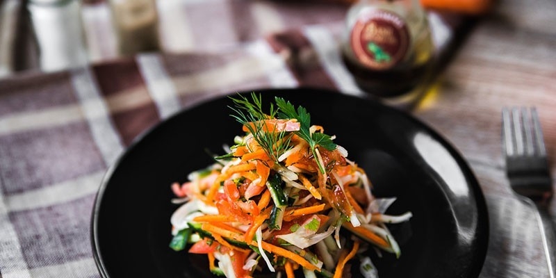 Салат из моркови и яблока - как приготовить с орехами, сухофруктами, курицей по пошаговым рецептам с фото