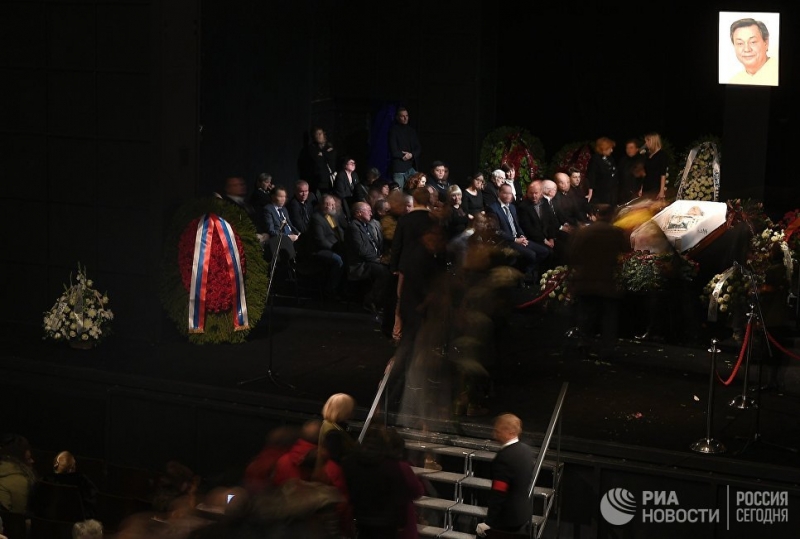 В "Ленкоме" завершилась церемония прощания с Николаем Караченцовым 