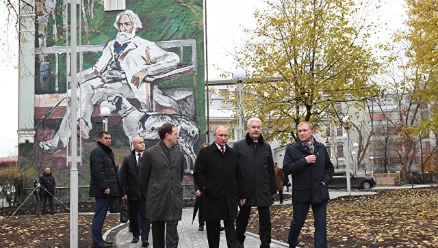 Путин осмотрел экспозицию дома-музея Тургенева 