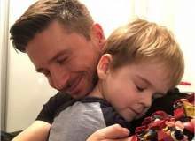 «Идите лесом»: Лазарев расплакался, защищая сына в Сети