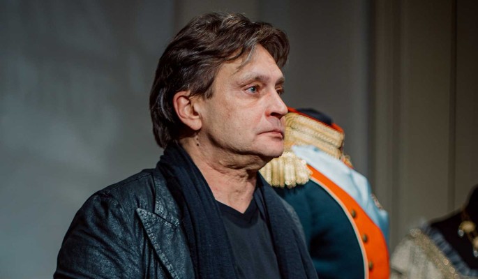 "Пока живой": Домогаров рассказал о своей миссии в театре