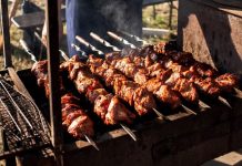 Секреты приготовления вкусного шашлыка: лучшие маринады и приправы, правила подачи