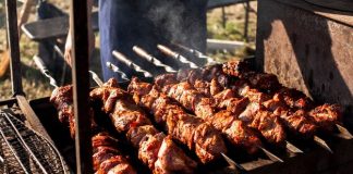 Секреты приготовления вкусного шашлыка: лучшие маринады и приправы, правила подачи