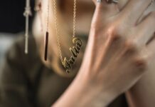 Украшения с надписями: смысл, энергетика и уникальность