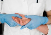 Восстановление кисти руки под присмотром врача реабилитолога